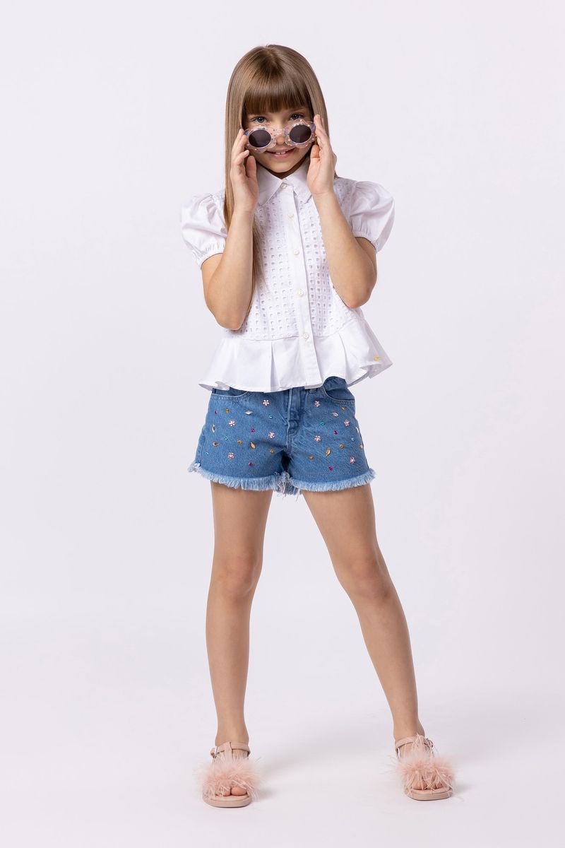 851009-Short-jeans-com-bordado-em-pedrarias-para-menina