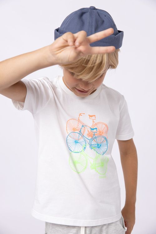 Conjunto de camiseta meia malha com estampa na frente e short de moletinho para meninos