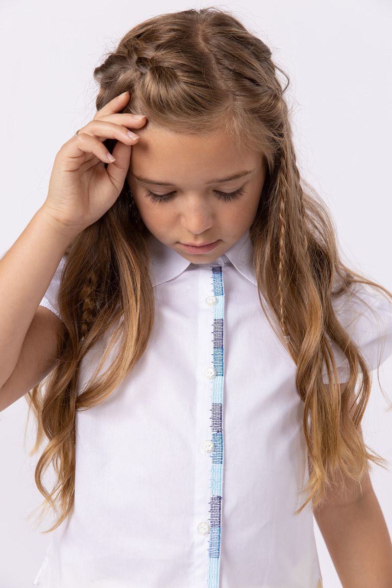 851040-Camisa-em-tricoline-com-bordado-para-menina
