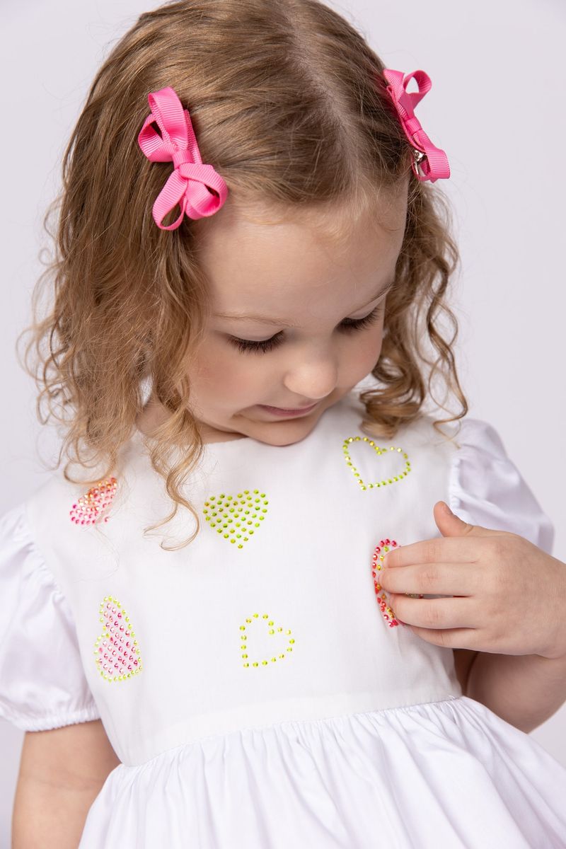 857032-Vestido-em-tricoline-com-babados-e-coracoes-em-strass-para-bebe-menina