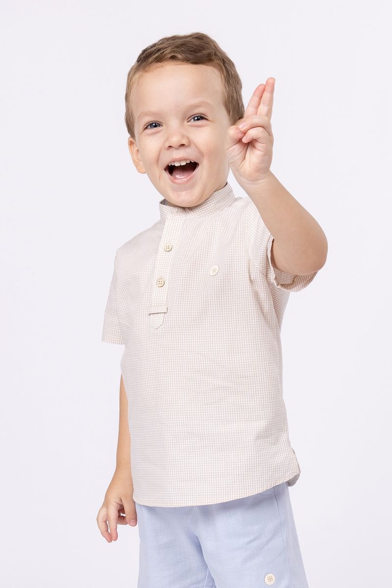 857508-Conjunto-bata-vichy-areia-e-bermuda-de-linho-leve-para-bebe-menino