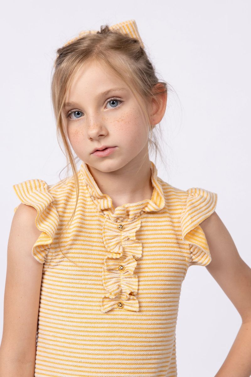 858082-Vestido-curto-listrado-em-moletinho-com-babado-na-frente-e-gola-alta-para-meninas