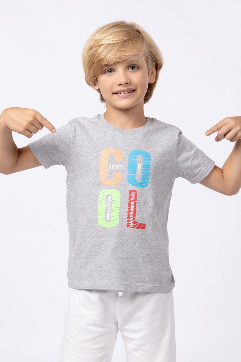 858197-Conjunto-de-camiseta-com-estampa-e-bermuda-de-moletom-para-meninos