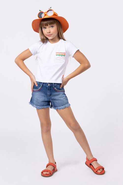 Camiseta em malha com bolso bordado para menina