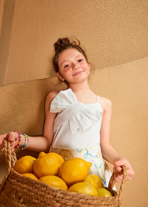 Conjunto com laço moderno Infantil para Menina Blusa em Tricoline e Saia short estampado colorido