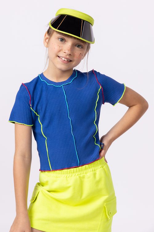 Camiseta em malha canelada com recortes para menina